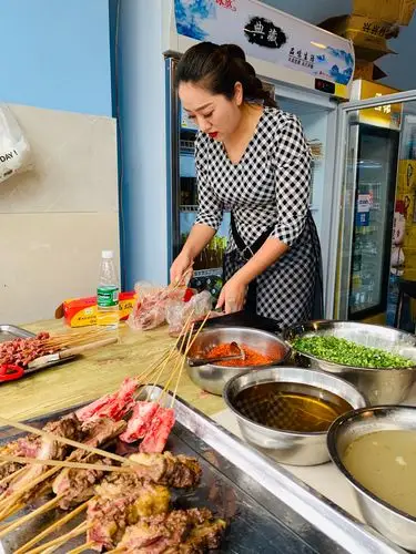 勤快能干的美女老板娘,亲自操作,动作麻利.