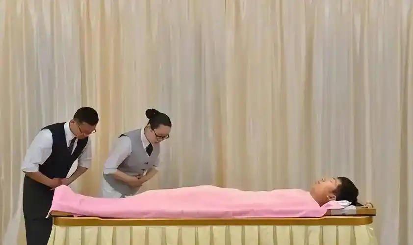 上海85后美女入殓师:服务过75000具尸体,为练胆曾和尸体睡一起_金娜