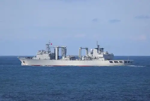 这是903a型补给舰966号"高邮湖"舰穿越英吉利海峡的帅照