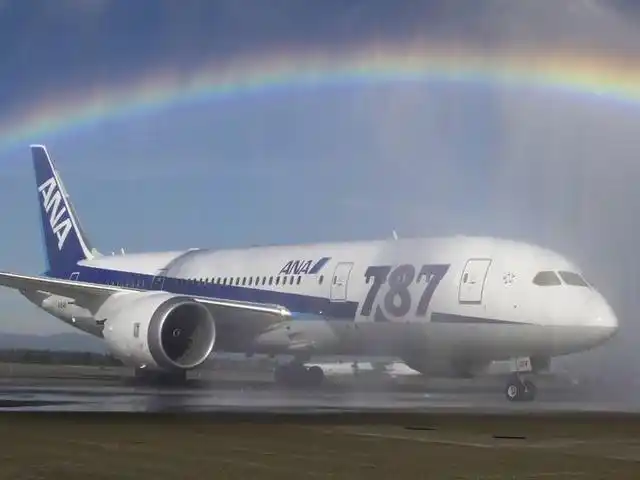 波音787梦幻客机过水门,彩虹升起.