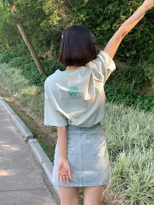 夏日小清新刺绣浅色牛仔小短裙