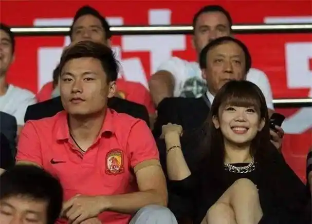 一时间,刘庭羽至于了相当尴尬的境地,三人的情感纠葛也受到了许多