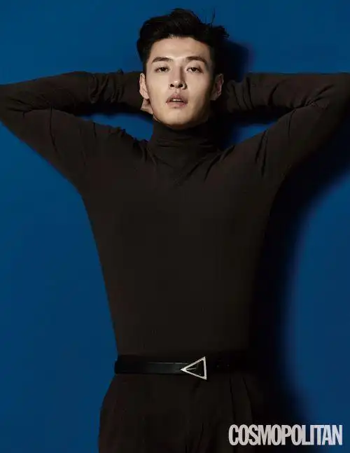 姜河那全新画报公开演示演员以外的多彩魅力