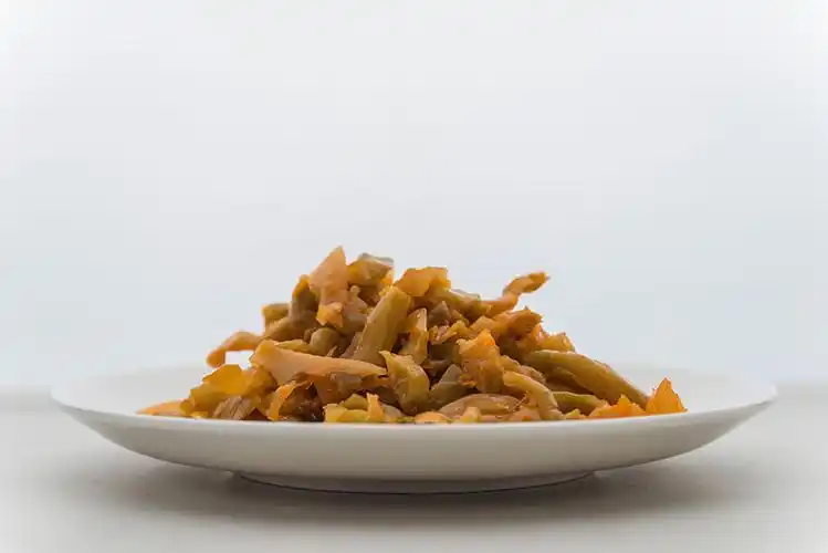 白瓷盘里的乌江榨菜