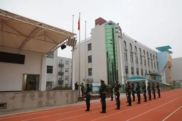 郑州市第三十一高级中学举行学党史不忘初心感党恩牢记使命主题升旗