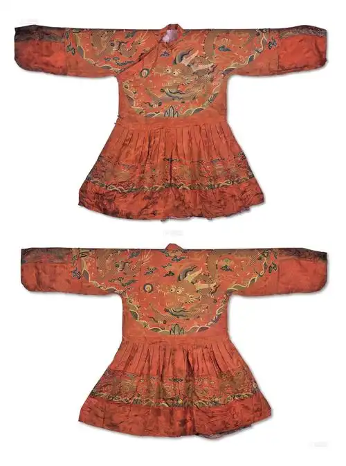 5400明红地过肩龙袍