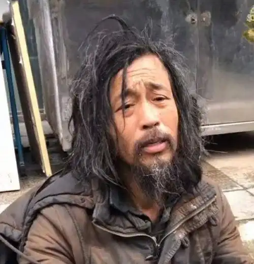 流浪大师他们看我像疯子,我看他们像傻子,只想蹭红蹭流量