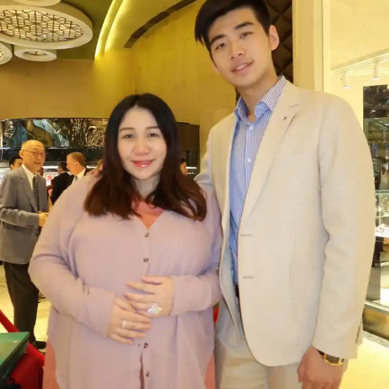 67#何超盈##何超盈和家人拍孕肚写真# soul上的小姐姐和我说的 67