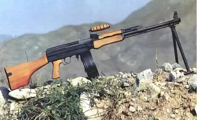 56式轻机枪:我军枪械装备史上,火力最为凶猛的轻机枪_腾讯新闻