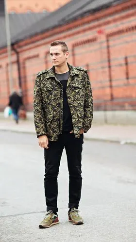 绝对男人味的迷彩元素外套夹克,时尚的搭配一直都保有地位,是非常必备