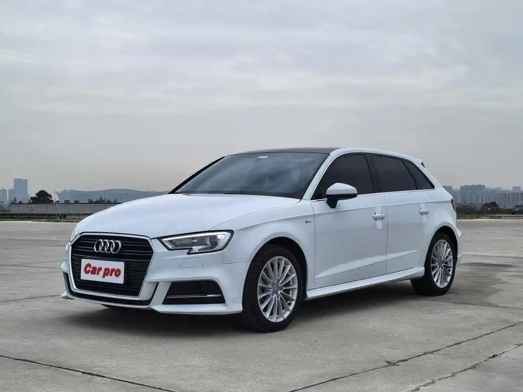 极品两厢奥迪a3 最新拿下18年奥迪a3,仅仅行驶3万多公里,一个面喷漆