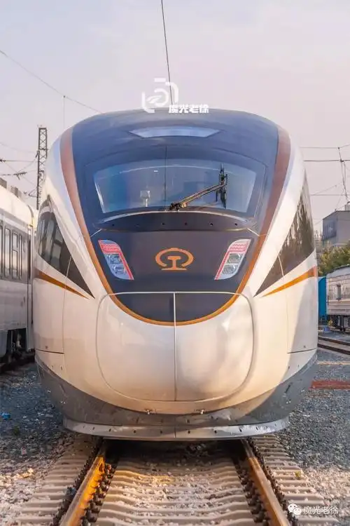 车头造型从风格上看,延续了cr400bf和crh3a,crh5g技术提升型的部分