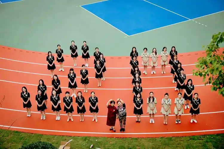 来个班服版集体照.