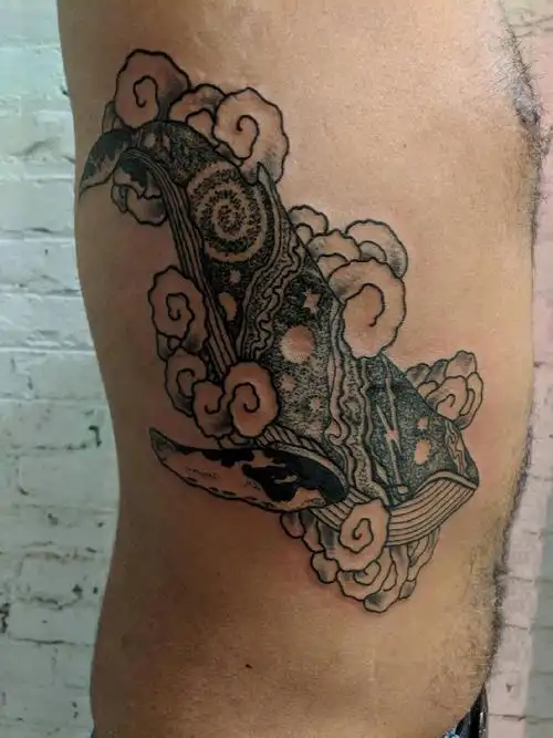 男生侧腰上黑色的鲸鱼纹身图片侧腰纹身男