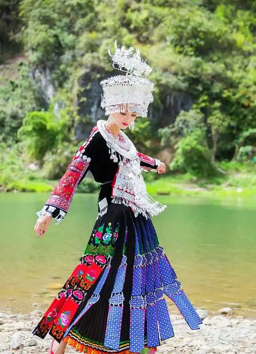 苗族银饰苗族头饰贵州少数民族风服装女新款盛装礼服新娘敬酒结婚刺绣
