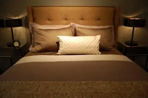 卧室咖啡色床现代风格装修设计图片