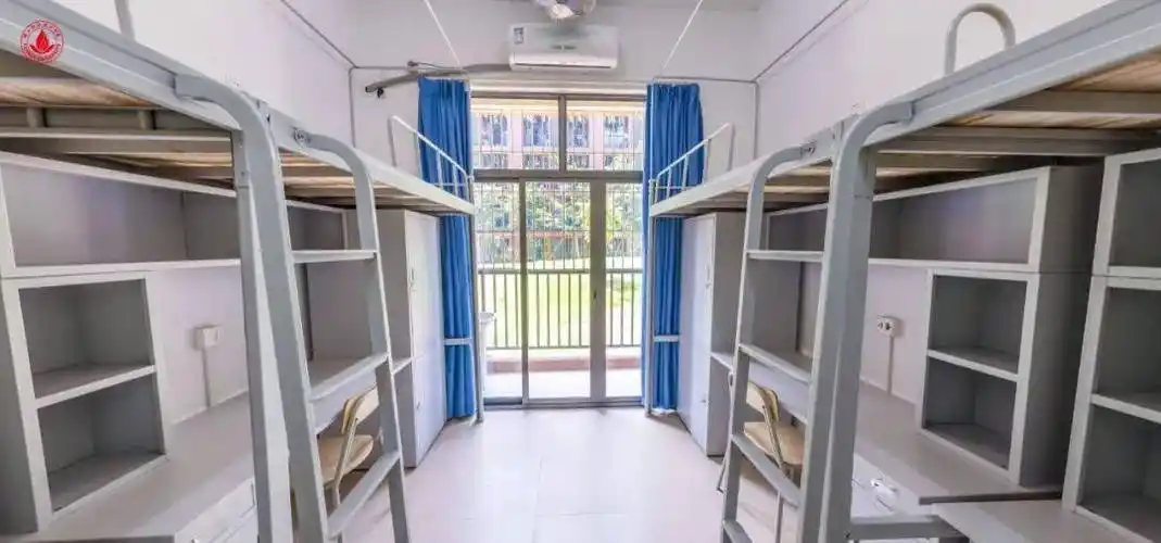 佛山科学技术学院,现有仙溪,江湾,河滨三个校区,总占地面积达2200余亩