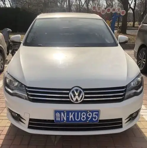 车牌号为鲁nku895 大众牌小型汽车