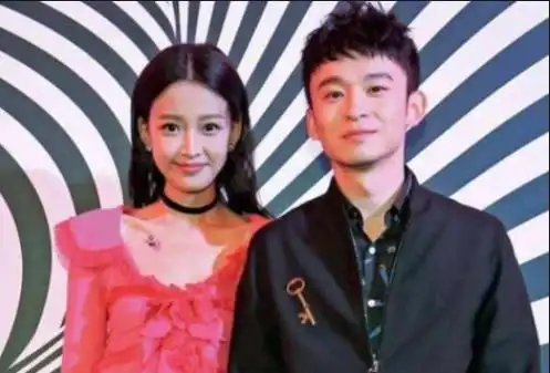 2015年,董子健在参加活动时,偶然看见了孙怡,他在台上望着这个长相