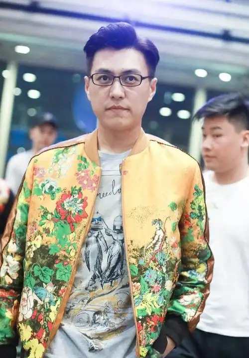 原创最男人味的三七分发型靳东新发型搭花夹克造型换休闲装更型男