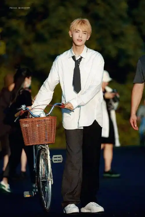 陈飞宇塌房后正面回应:交往时双方均为单身,恳请网友们手下留情