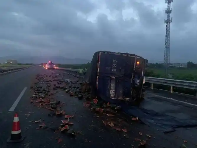 吃瓜群众看哭了货车在广昆高速侧翻满地都是瓜