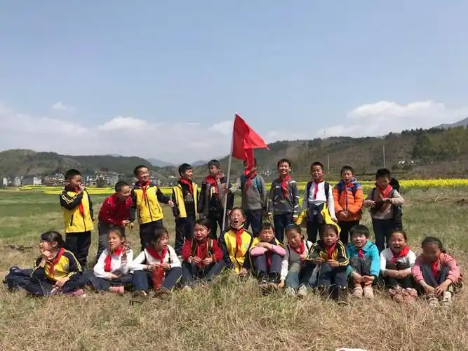湖山小学:花开正好,我们踏青去