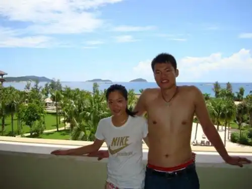 但在2012年,朱芳雨就被发现有了外遇,并传出有家暴行为,于是,两人在