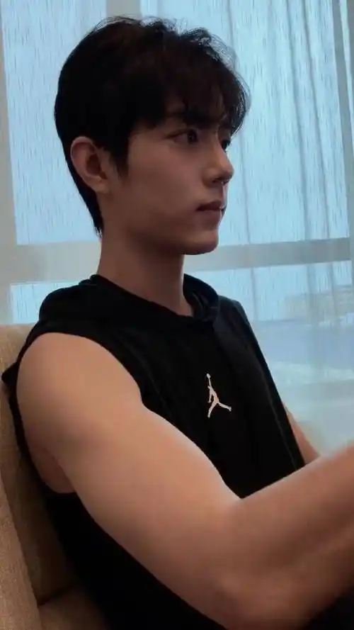 从早前工作室发出来的照片看,肖战不但为了角色剪寸头,还有持续在健身