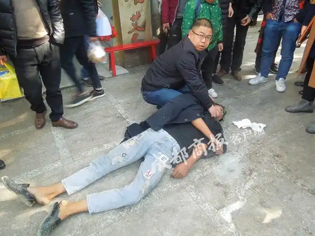 凉山一男子喝"敌敌畏"自杀 法医路过及时施援手