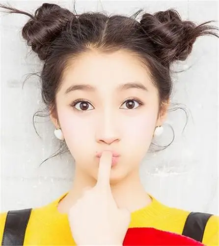 double丸子头可不只是思密达女神的专利,小清新女王白百合用双丸子头