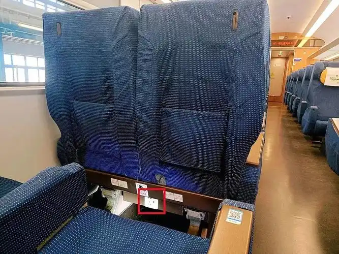 动车组列车cr200j1复兴号动集动车组列车也设置了电源插座在车厢端墙