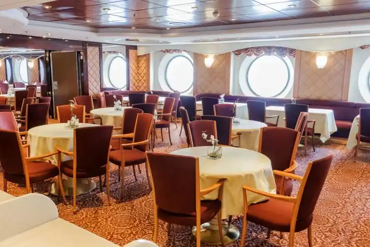 船上还提供别具特色的"佳肴餐厅",供游客花钱买享受!