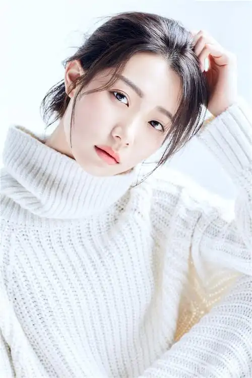 穆乐恩文艺范写真曝光 眼神清澈享受秋日温暖