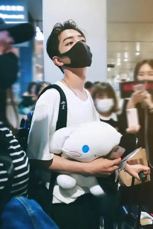 日常见肖战##向全世界安利肖战#肖战名场面之机场大背头一秒沦陷可狼