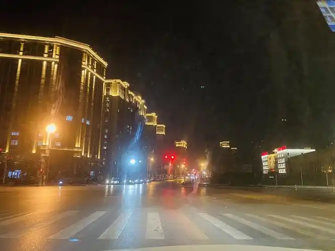 开车拍的十字路口