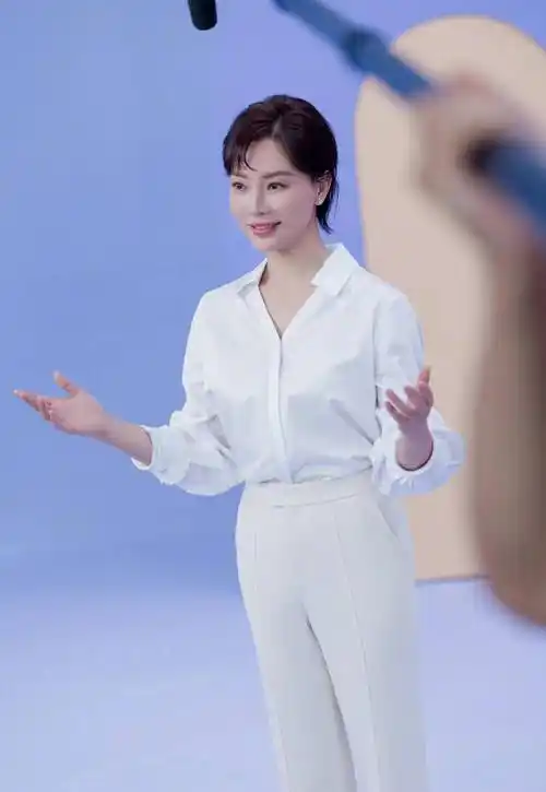 被陈数的好气质折服,穿基础款白衬衫,也能美得优雅高级!