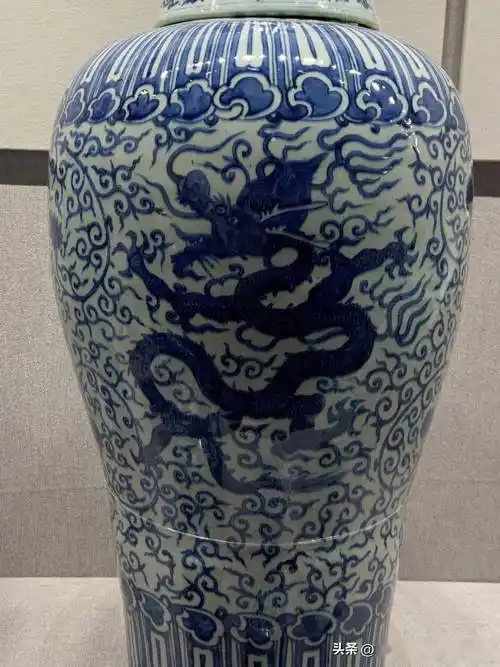 故宫陶瓷馆:蓝中微紫的嘉万青花_嘉靖_瓷器_纹饰