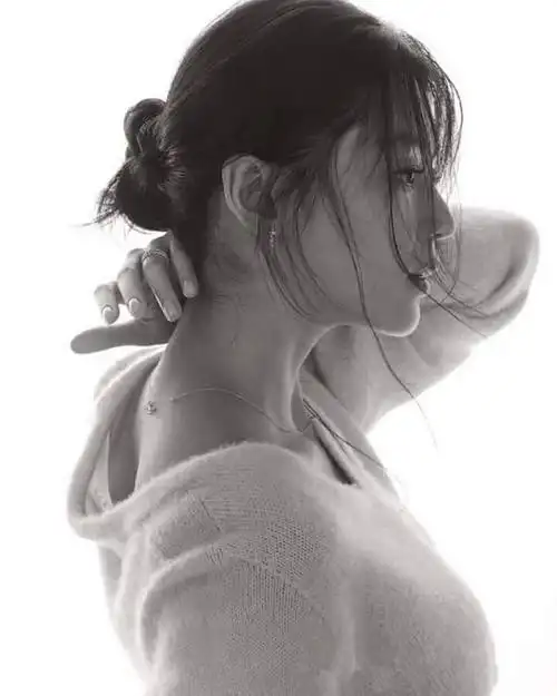 全智贤侧颜.关注公众号:主公真会玩,look各路女星在ins上的美照.