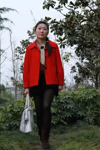 入手7d,江边拍几张老婆的照片,望指点.