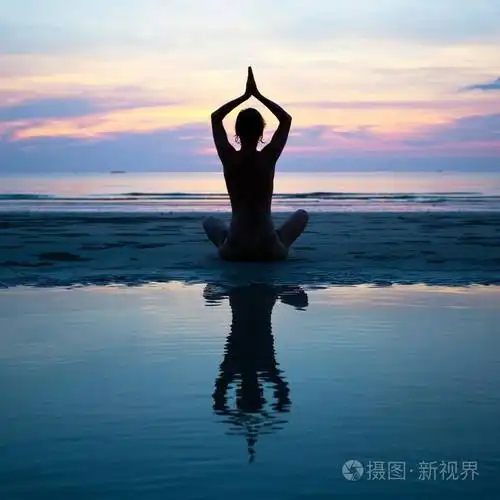 做瑜伽姿势的禅意女性背影暑假去哪儿 || 简美瑜伽精准入门小班&肩脊