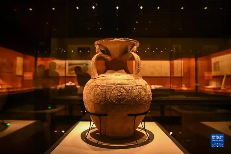 这是在新疆喀什地区博物馆拍摄的国家一级文物"三耳压花陶罐"(6月12日