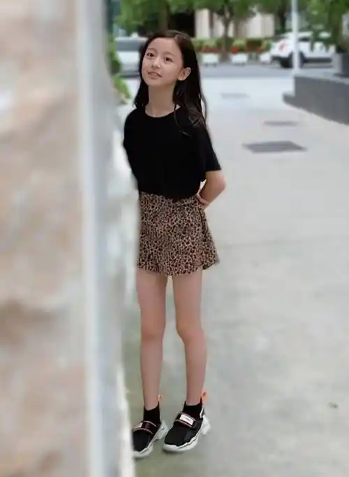 最美童星裴佳欣9岁穿豹纹裙凹漫画腿腿长姐姐们都羡慕