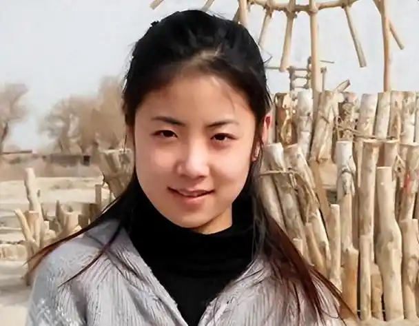 因为清秀甜美的外表被赵本山相中,成为了他电影《马大帅》的演员之一