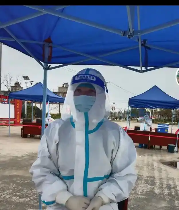 如今新冠病毒挑战了泗县,我们连续几天进行核酸采样,穿上防护服 - 抖