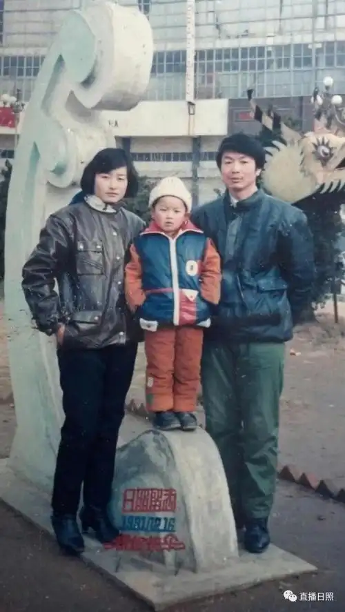 前的广场合影,依稀记得这里也是老日照人拍家庭合影照的经典场景之一