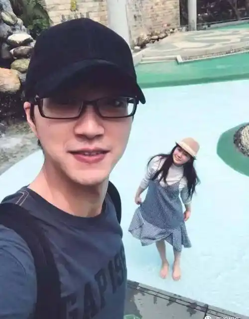 几个小时的车程就直接瘫倒在老公腿上讲真,江宏杰真的好宠溺福原爱