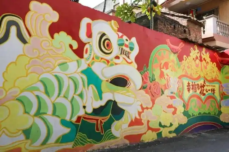 汤村村党群服务中心,醒狮图案跃然墙上,为这里平添趣味.