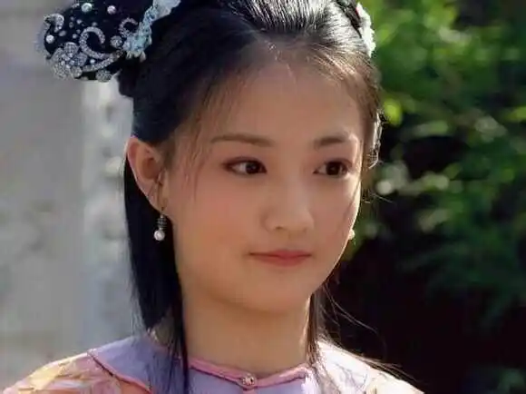 自己的父亲被同僚瓜尔佳鄂敏陷害后,玉娆全家都被流放到宁古塔.