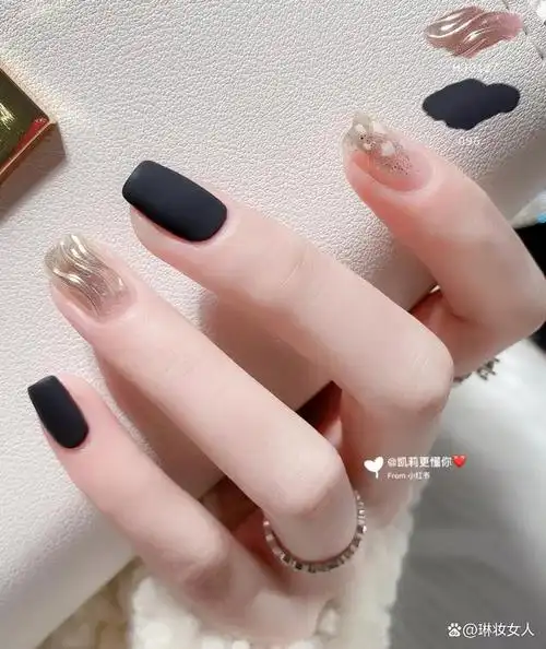 超个性:适合初秋的显白暗色系美甲合集